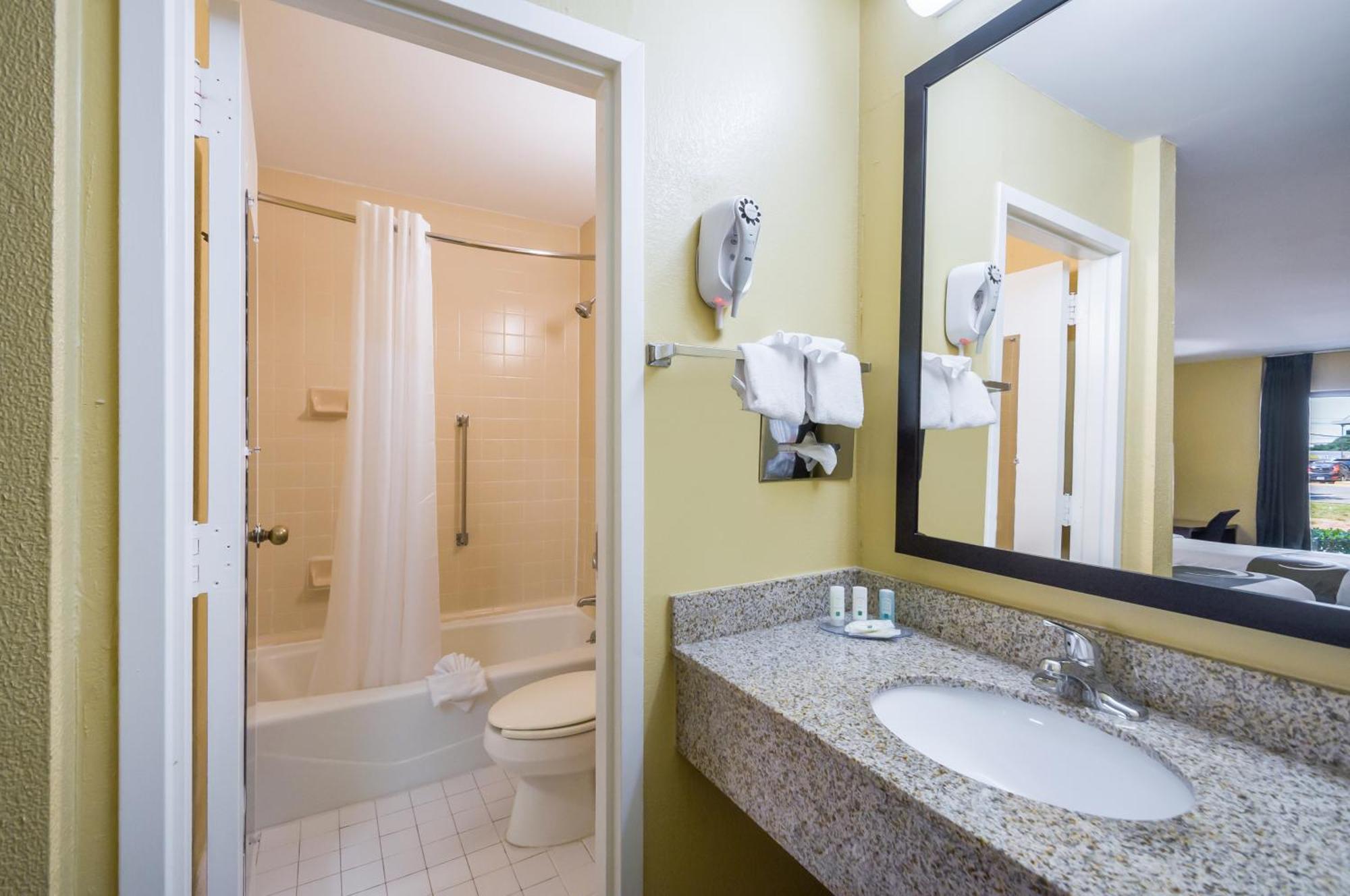 Quality Inn Fredericksburg-Central Park Area Екстер'єр фото